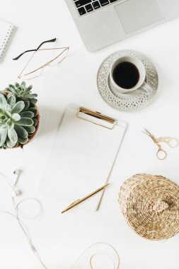 Boş kopyalama alanı ile Home ofis masası çalışma alanı pano, dizüstü bilgisayar, kulaklık, beyaz arka plan üzerinde sulu kadar alay. Düz lay, üst görünüm modern minimalist blog şablonu.