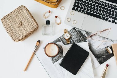Dizüstü bilgisayar, beyaz arka plan aksesuarları ile kadınsı modern tarz ev ofis masası çalışma alanı. Düz yatıyordu, üstten bak. Moda güzellik blog minimal kahraman başlık. Kız patron kavramı.
