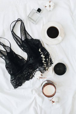 Moda moda kadın iç çamaşırı kompozisyon. Sütyen, parfüm, kahve, beyaz keten üzerine pamuk. Düz yatıyordu, üst görünüm güzellik günlüğü minimal kavram.