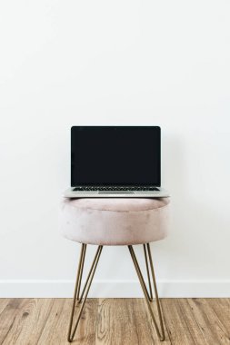 Laptop taburede. Beyaz arka planda alan maket şablonu kopyalayın. Minimalist blog, web sitesi, sosyal medya kahraman başlık şablonu.