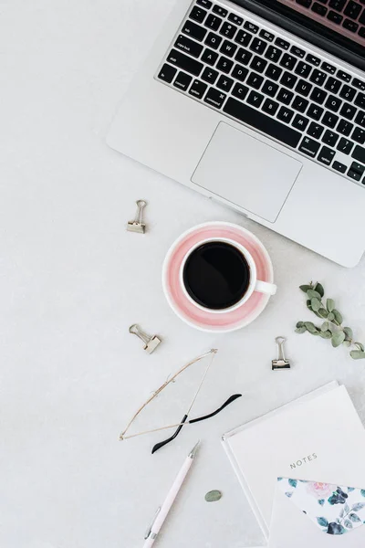 Espaço Trabalho Escritório Casa Mínimo Com Laptop Café Notebook Eucalipto — Fotografia de Stock