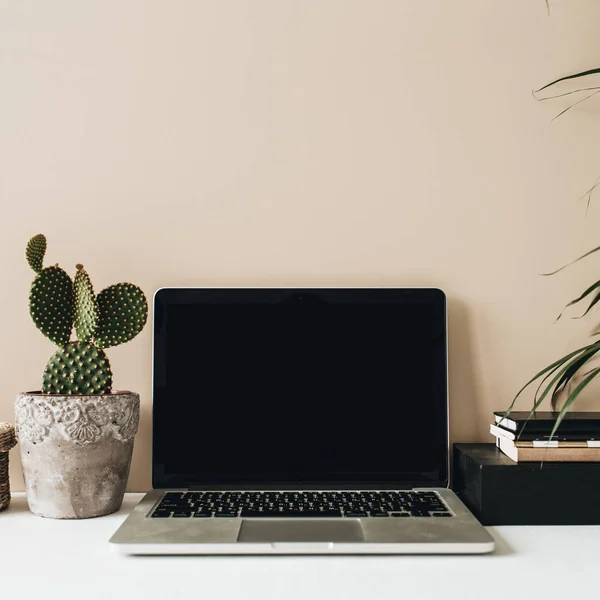 Minimalistischer Schreibtisch Mit Laptop Kaktus Und Handfläche Auf Beigem Hintergrund — Stockfoto