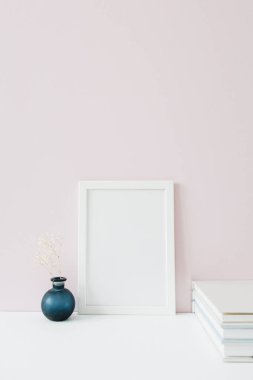 Pembe arka plan üzerinde boş alan içeren fotoğraf çerçevesiyle alay edin. Ön görünüm minimalist blog, web sitesi, sosyal medya kahraman başlık.