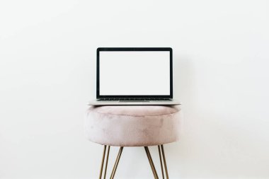 Beyaz arka plan üzerinde dışkı üzerinde ekran dizüstü alay. Minimalist blog, web sitesi, sosyal medya kahraman başlık. Teknoloji, internet konsepti.