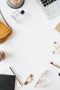 Yuvarlak çerçeve boş kopyalama alanı kadar alay. Dizüstü bilgisayar, beyaz arka plan aksesuarları ile kadınsı modern tarz ev ofis masası çalışma alanı. Düz yatıyordu, üstten bak. Moda güzellik günlüğü, sosyal medya, web sitesi minimal kompozisyon. Kız patron kavramı.