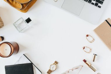 Yuvarlak çerçeve boş kopya alanı mockup. Dizüstü bilgisayar, parfüm, saat, ruj, fırça, beyaz arka plan aksesuarları ile Kadınsı modern ev ofis masası çalışma alanı. Düz yatıyordu, üstten bak. Moda günlüğü kız patron kavramı.