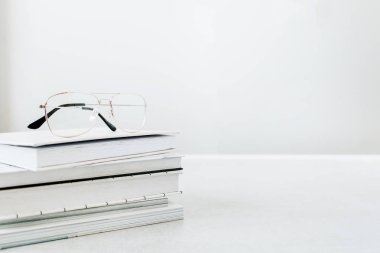 Kitap destesindeki gözlükler. Minimal eğitim kahraman başlık kavramı.