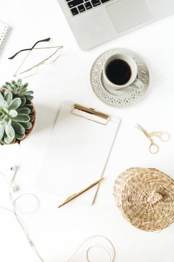 Boş maket panosu, dizüstü bilgisayar, kulaklıklar, beyaz arka plan üzerinde sulu ile Home ofis masası çalışma alanı. Düz lay, üst görünüm modern minimalist iş günlüğü şablonu.