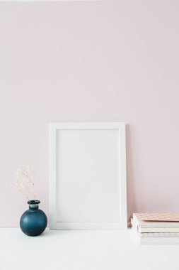 Boş kopyalama alanı olan fotoğraf çerçevesi. Ön görünüm mockup şablonu. Sosyal medya arka planı.