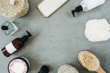 Yuvarlak çerçeve spa şablonu kadar mock up. Banyo aksesuarları ve cilt bakım kozmetik. Düz döşeme, üst görünüm.