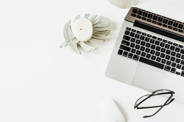 Beyaz arka planda dizüstü bilgisayar. Düz yatıyordu, üst görünüm modern minimal blog kahraman başlık.