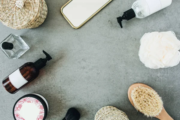 Yuvarlak çerçeve spa şablonu kadar mock up. Banyo aksesuarları ve cilt bakım kozmetik. Düz döşeme, üst görünüm.