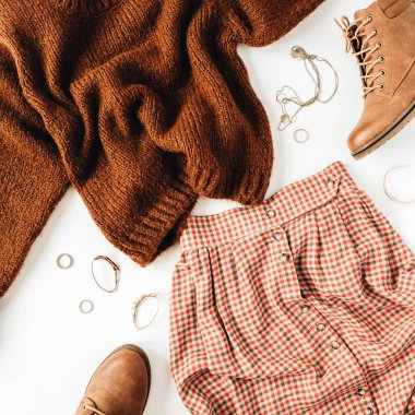 Kahverengi kazak, ayakkabı, beyaz arka plan üzerinde etek ile Moda görünüm kompozisyon. Düz döşeme, üst görünüm.