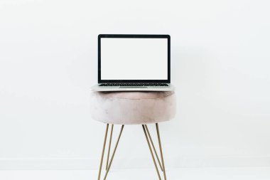 Beyaz arka planda boş ekran dizüstü bilgisayar ile minimal kompozisyon. Şık ev ofis konsepti. Blog kahraman başlık şablonu kadar mock.