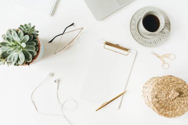 Düz yatıyordu, üst görünüm ev ofis masası çalışma alanı pano, dizüstü bilgisayar, kahve, beyaz arka plan üzerinde kırtasiye ile. Minimal modern blog, sosyal medya, web sitesi kahraman başlık kopyalama alanı şablon kadar mock.