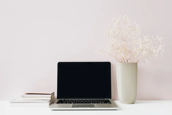 极简主义的家庭办公桌工作区 带笔记本电脑 粉红色背景的花束 具有空白复制空间的前视图英雄标题 — 图库照片