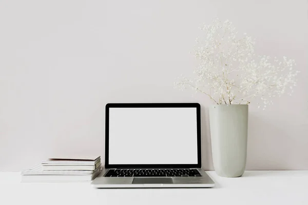 Minimalista Otthoni Irodai Íróasztal Munkaterület Laptop Virágok Csokor Rózsaszín Háttér — Stock Fotó