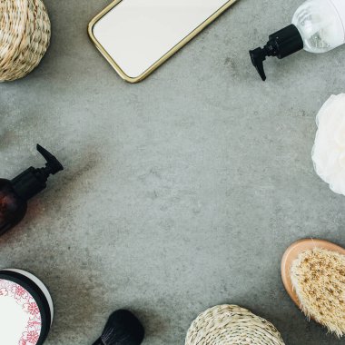 Yuvarlak çerçeve spa şablonu kadar mock up. Banyo aksesuarları ve cilt bakım kozmetik. Düz döşeme, üst görünüm.