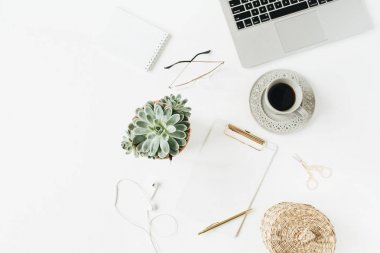 Düz yatıyordu, üst görünüm ev ofis masası çalışma alanı pano, dizüstü bilgisayar, kahve, beyaz arka plan üzerinde kırtasiye ile. Blog, sosyal medya, web sitesi kahraman başlık kopya alanı şablon kadar mock.