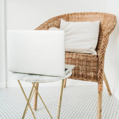 Dizüstü bilgisayar ile ev konsepti çalışma, yastık ve mozaik zemin ile balkonda mermer sehpa ile Rattan Sandalye. Minimal modern Iskandinav Nordic iç tasarım. Kız Boss kavramı blog.