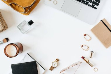 Yuvarlak çerçeve boş kopyalama alanı kadar alay. Dizüstü bilgisayar, parfüm, saat, ruj, fırça, beyaz arka plan aksesuarları ile Kadınsı modern ev ofis masası çalışma alanı. Düz yatıyordu, üstten bak. Moda blog, sosyal medya, web sitesi minimal kompozisyon. Kız patron con