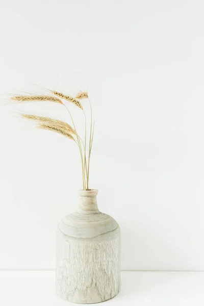白い背景の上に木製の花瓶に小麦スパイク花束 — ストック写真