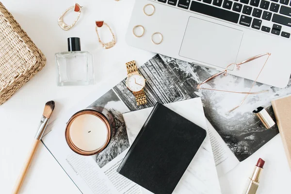 Feminino Moderno Escritório Casa Espaço Trabalho Com Laptop Perfume Relógio — Fotografia de Stock