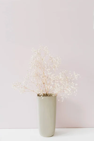 ピンクの背景に白い花花束 最小限の花構成 — ストック写真