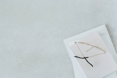 Minimalist ev ofis masası çalışma alanı. Düz yatıyordu, üst görünüm kahraman başlığı. Dizüstü bilgisayar ve gözlükler.