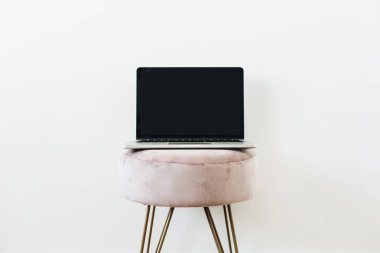 Beyaz arka plan üzerinde dışkı üzerinde ekran dizüstü alay. Minimalist blog, web sitesi, sosyal medya kahraman başlık. Teknoloji, internet konsepti.