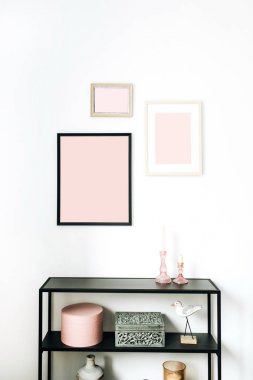 Pembe modern minimal İskandinav İskandinav iç tasarım konsepti fotoğraf çerçeveleri kadar sahte ile dekore edilmiş, kuş heykelcik, beyaz arka plan üzerinde raf.