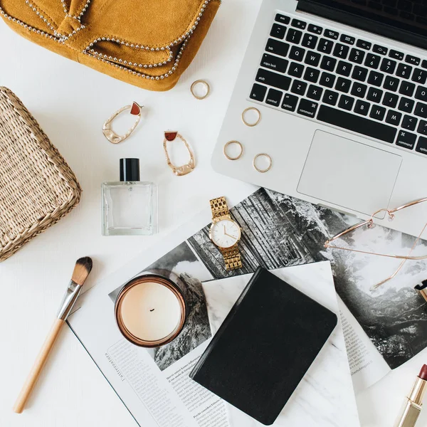 Feminine Modern Gestylte Homeoffice Schreibtisch Arbeitsfläche Mit Laptop Accessoires Auf — Stockfoto