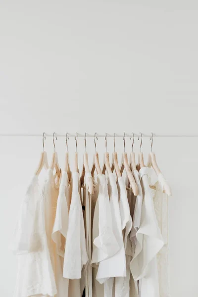 Roupas Femininas Cabide Composição Moda Mínima Fundo Branco Conceito Blog — Fotografia de Stock