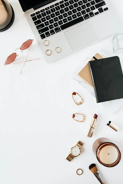 Vrouwelijke Moderne Home Office Desk Werkruimte Met Laptop Horloge Lippenstift — Stockfoto