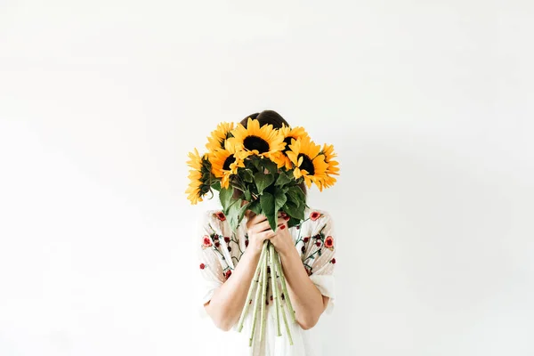 Junge Hübsche Frau Mit Sonnenblumenstrauß Auf Weißem Hintergrund — Stockfoto