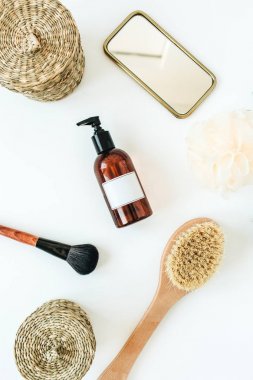 Boş etiket ile sıvı sabun / yağ şişesi kadar mock. Beyaz arka planda spa banyo konsepti. Düz döşeme, üst görünüm