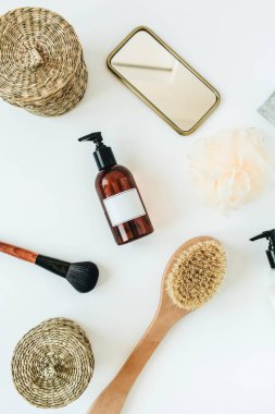 Etiket kopya alanı ile sıvı sabun şişesi. Spa, banyo, beyaz arka plan üzerinde cilt bakım güzellik aksesuarları. Düz döşeme, üst görünüm.