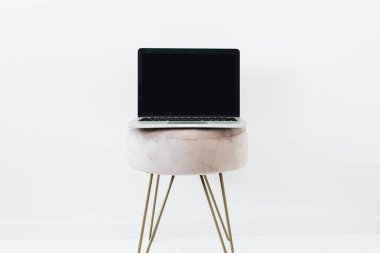 Beyaz arka planda boş ekran dizüstü bilgisayar ile minimal kompozisyon. Blog kahraman başlık şablonu kadar alay. Kız patron kavramı.