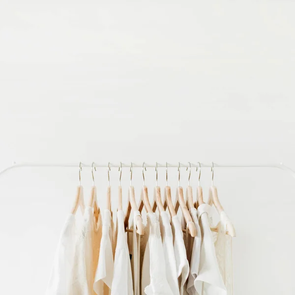 最小限のファッション服のコンセプト 白い背景にハンガーに女性のブラウスとTシャツ ファッションブログ ウェブサイト ソーシャルメディアヒーローヘッダーテンプレート — ストック写真