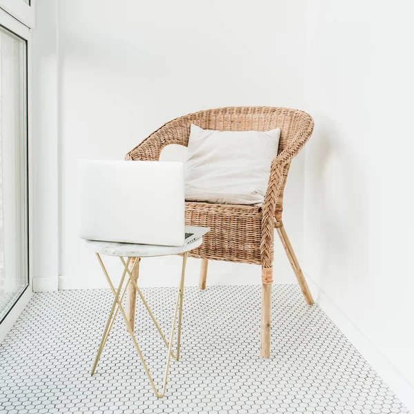 Concept Travail Maison Avec Ordinateur Portable Chaise Rotin Avec Oreiller — Photo