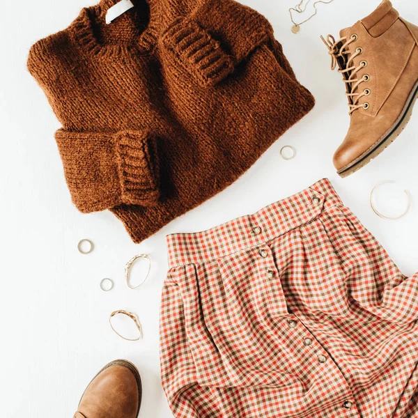 Kahverengi kazak, ayakkabı, etek, beyaz arka plan aksesuarları ile Moda rahat bir görünüm kompozisyon. Düz yatıyordu, üstten bak. Blog, sosyal medya, web sitesi minimal kolaj.