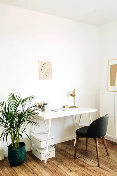 Modernes Minimalistisches Skandinavisches Innenarchitekturkonzept Homeoffice Arbeitsplatz Mit Tisch Stuhl Handfläche — Stockfoto