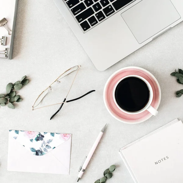 Área Trabajo Escritorio Oficina Casa Mínima Con Computadora Portátil Café — Foto de Stock