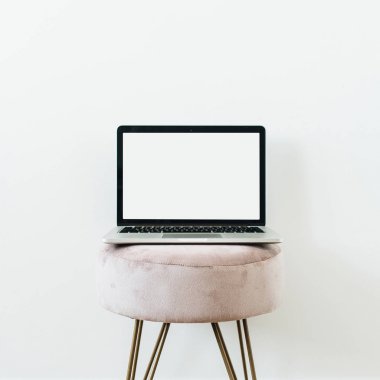 Laptop taburede. Beyaz arka planda alan maket şablonu kopyalayın. Minimalist blog, web sitesi, sosyal medya kahraman başlık şablonu.
