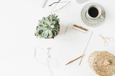 Boş kopya alanı ile ev ofis masası çalışma Pano, kulaklık, Gözlük, beyaz arka planda etli kadar mock. Düz yatıyordu, üst görünüm modern minimalist blog şablonu.