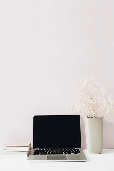 Minimalistische Home Office Desk Werkruimte Met Laptop Bloemen Boeket Roze — Stockfoto