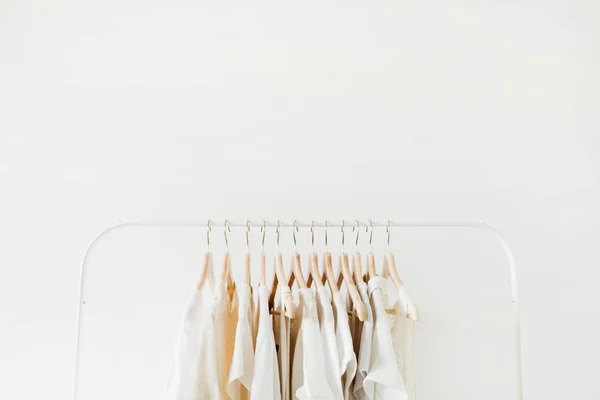 最小限のファッション服のコンセプト 白い背景にハンガーに女性のブラウスとTシャツ ファッションブログ ウェブサイト ソーシャルメディアヒーローヘッダーテンプレート — ストック写真