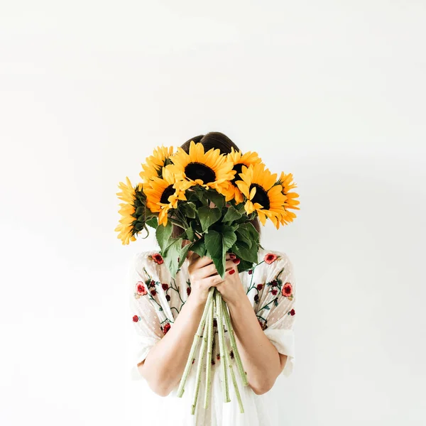 白い背景にヒマワリの花束を持つ若いかわいい女性 — ストック写真