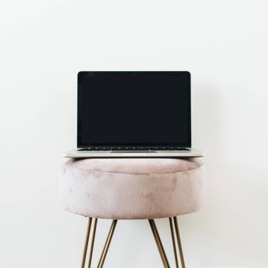 Beyaz arka plan üzerinde dışkı üzerinde ekran dizüstü alay. Minimalist blog, web sitesi, sosyal medya kahraman başlık. Teknoloji, internet konsepti.
