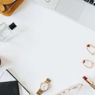 Yuvarlak çerçeve boş kopya alanı mockup. Dizüstü bilgisayar, parfüm, saat, ruj, fırça, beyaz arka plan aksesuarları ile Kadınsı modern ev ofis masası çalışma alanı. Düz yatıyordu, üstten bak. Moda günlüğü kız patron kavramı.